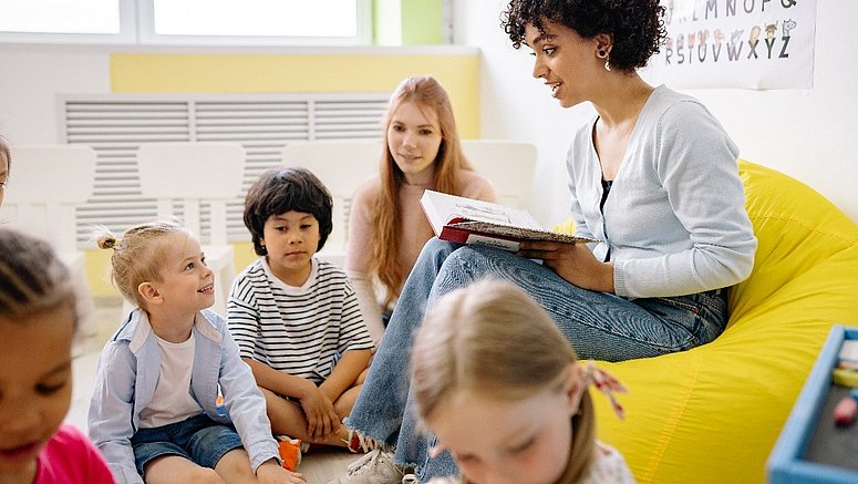 Assistente legge una storia ai bambini