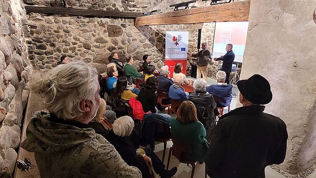 Die Tiroler Auswandung nach Brasilien stand gestern Abend im Mittelpunkt des jüngsten Euregio-Kulturdonnerstag im Waaghaus in Bozen, bei dem auch der Film "Tiroler im Urwald" gezeigt wurde, vorne vorne links Luis Walter, daneben Christoph von Ach 