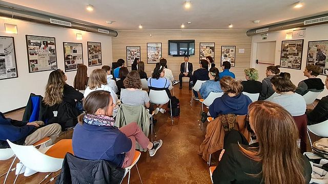 L'incontro con i giovani del Festival della Gioventù Euregio 2022. Da sinistra: Lorenzo Saiani (Fondazione Campana dei Caduti); Achille Spinelli (Assessore allo sviluppo economico PAT) e Elisa Bertò (Euregio)