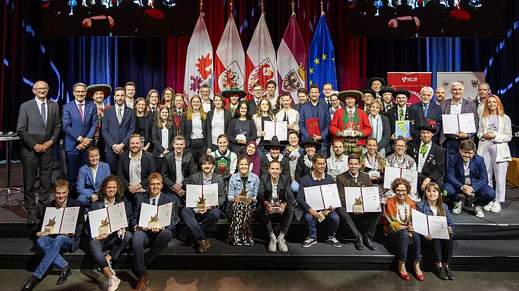 Gruppenfoto mit allen Geehrten und Ehrengästen: Elf junge Menschen und sieben Projekte erhielten heute von den Ländern Tirol, Südtirol und Trentino die Auszeichnung Glanzleistung - das junge Ehrenamt 