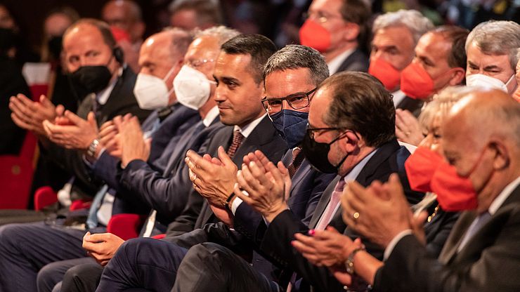 LH Kompatscher inmitten der beiden Außenminister Di Maio (l.) und Schallenberg (r.) im voll besetzten großen Saal des Stadttheaters Bozen beim Festakt "30 Jahre Streitbeilegung". 