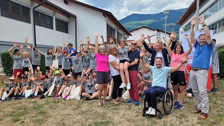 Vertretende der Euregio und der Sportämter haben heute den jugendlichen Teilnehmenden des Sportcamps in Mals einen Besuch abgestattet. 