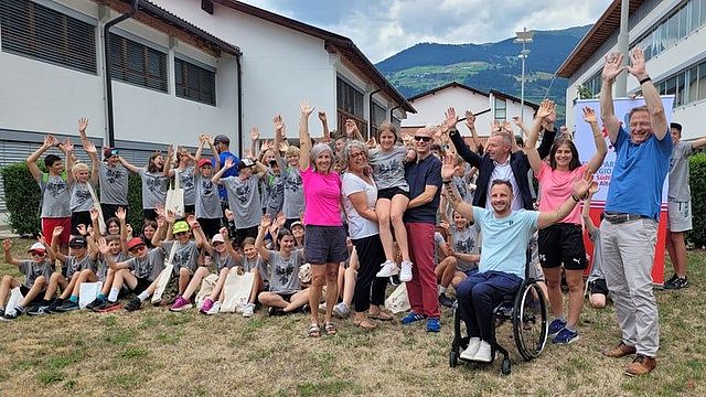 Vertretende der Euregio und der Sportämter bei der letzten Ausgabe des EuregioSportCamps im Jahr 2023 in der Sportoberschule in Mals 