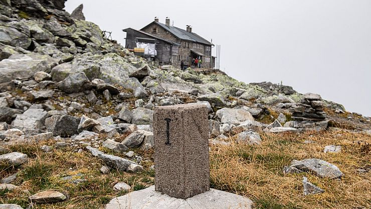 Il rifugio Europa fu inaugurato nell’agosto 1899, è posizionato tra la cresta sud della Gerla, tra la val di Vizze (Italia) e la Venntal (Austria). Nel 1919 attraverso il rifugio fu fatta passare la linea di confine.