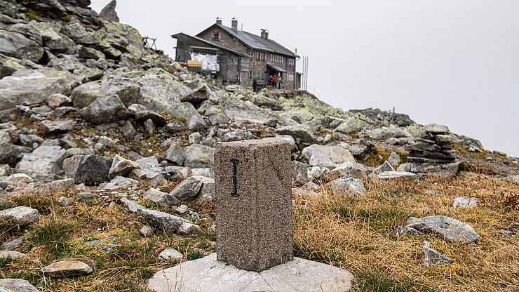 Die Europahütte liegt zwischen dem Südtiroler Pfitsch- und dem Tiroler Vennertal auf der 1919 gezogenen Grenzlinie zwischen Italien und Österreich.