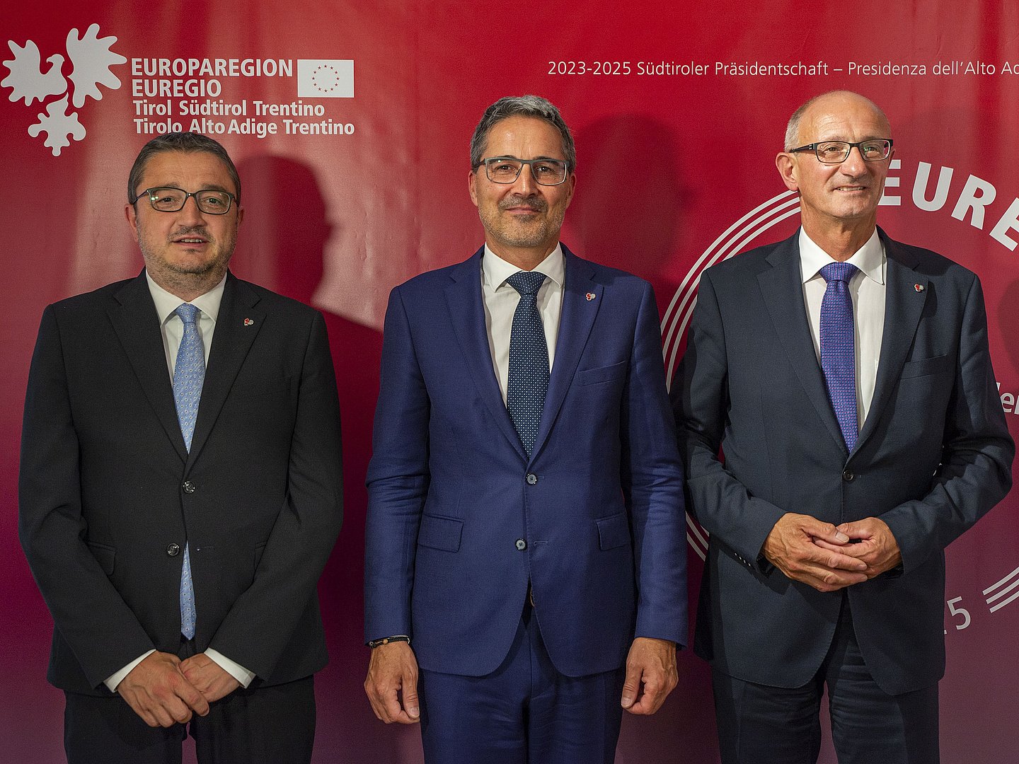 © Fabio Brucculeri (von links) LH Maurizio Fugatti, LH Arno Kompatscher und LH Anton Mattle bei der Vorstellung der Euregio-Präsidentschaft Südtirols am 30. Juni 2023 in Bozen