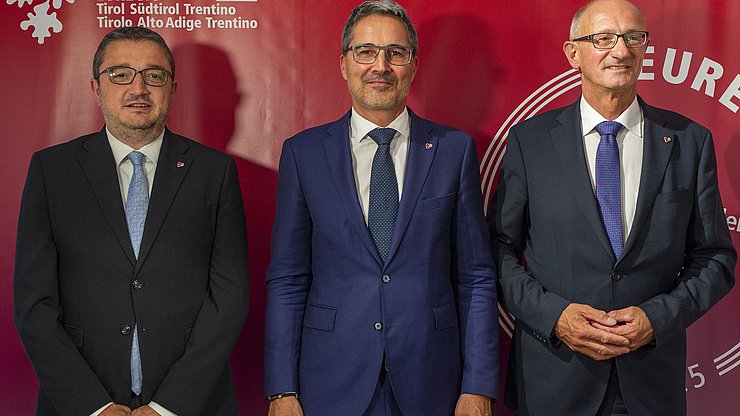 Fabio Brucculeri (von links) LH Maurizio Fugatti, LH Arno Kompatscher und LH Anton Mattle bei der Vorstellung der Euregio-Präsidentschaft Südtirols am 30. Juni 2023 in Bozen