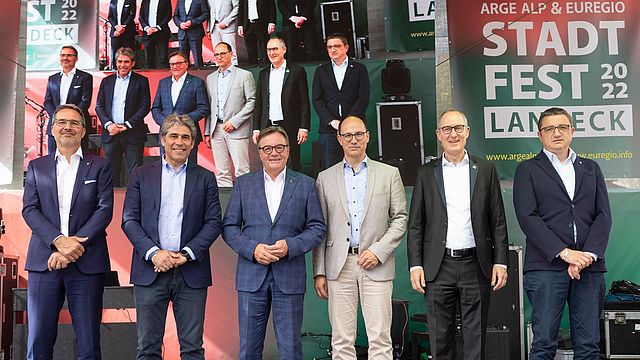 Il presidente dell'Alto Adige Arno Kompatscher, il sottosegretario lombardo Alan Christian Rizzi, il presidente del Tirolo Günther Platter, i consiglieri Marc Mächler di San Gallo e Christian Rathgeb dei Grigioni e il presidente trentino Fugatti a Landeck oggi 