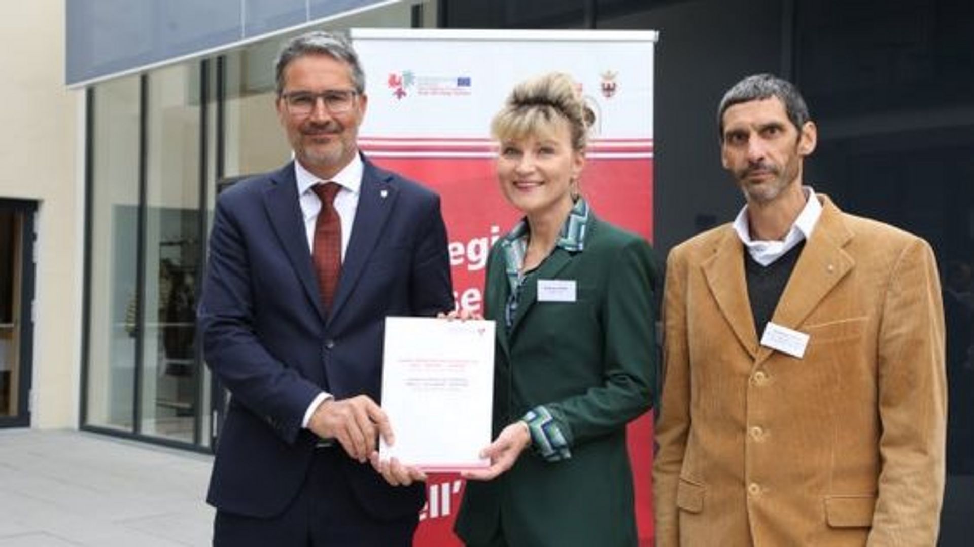 Beim Museumstag in Heinfels wurde auch die neue Euregio-Museumscharta verteilt, im Bild Landeshauptmann und Museumslandesrat Kompatscher mit Melanie Wiener (Stellvertretende Kulturateilungsdirektor Tirol) und Armando Tomasi (Museo degli Usi e Costumi della Gente Trentina)