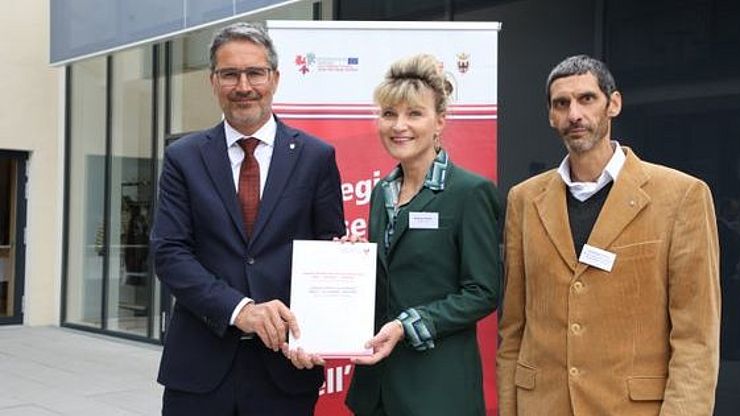 Beim Museumstag in Heinfels wurde auch die neue Euregio-Museumscharta verteilt, im Bild Landeshauptmann und Museumslandesrat Kompatscher mit Melanie Wiener (Stellvertretende Kulturateilungsdirektor Tirol) und Armando Tomasi (Museo degli Usi e Costumi della Gente Trentina)