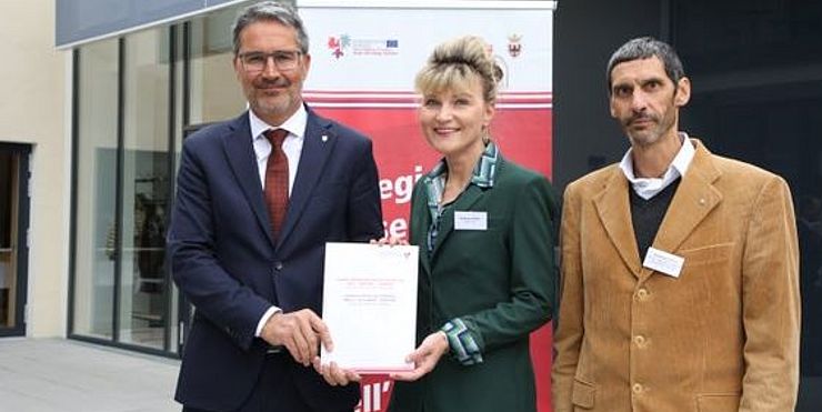 Alla Giornata dei Musei è stata presentata la Carta dei Musei dell'Euregio, nella foto il presidente della Provincia e assessore provinciale ai Musei Kompatscher con la vicedirettrice della Ripartizione Cultura del Tirolo, Melanie Wiener, e Armando Tomasi, del Museo degli Usi e Costumi della Gente Trentina 