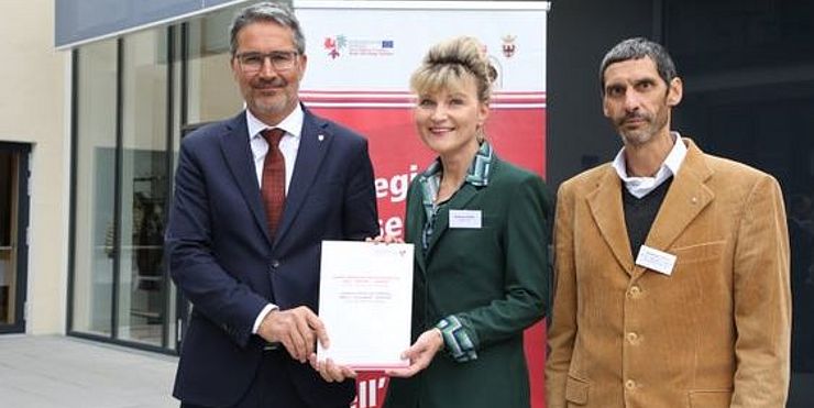 Beim Museumstag in Heinfels wurde auch die neue Euregio-Museumscharta verteilt, im Bild Landeshauptmann und Museumslandesrat Kompatscher mit Melanie Wiener (Stellvertretende Kulturateilungsdirektor Tirol) und Armando Tomasi (Museo degli Usi e Costumi della Gente Trentina)