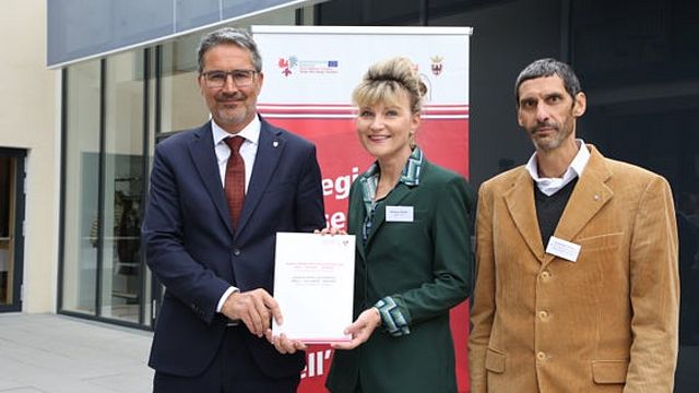 Beim Museumstag in Heinfels wurde auch die neue Euregio-Museumscharta verteilt, im Bild Landeshauptmann und Museumslandesrat Kompatscher mit Melanie Wiener (Stellvertretende Kulturateilungsdirektor Tirol) und Armando Tomasi (Museo degli Usi e Costumi della Gente Trentina)