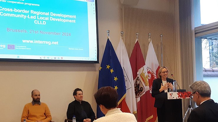 Auf dem Podium wendet sich die Südtiroler Landesrätin Magdalena Amhof an den Konferenzsaal.