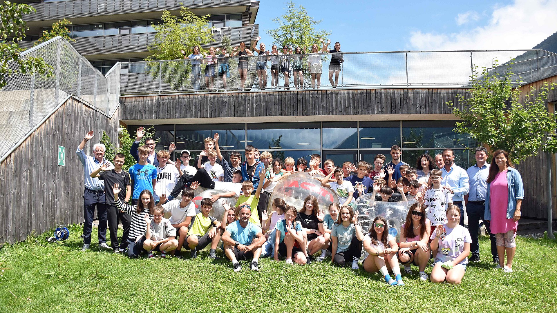 Gruppenfoto der Teilnehmer:innen des EuregioSportCamps 2024 in Neustift im Stubaital