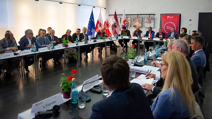 La Giunta e l'Assemblea (nella foto) si sono riunite all'Abbazia benedettina di Monte Maria, in Val Venosta, per celebrare il 13° compleanno dell'Euregio. 