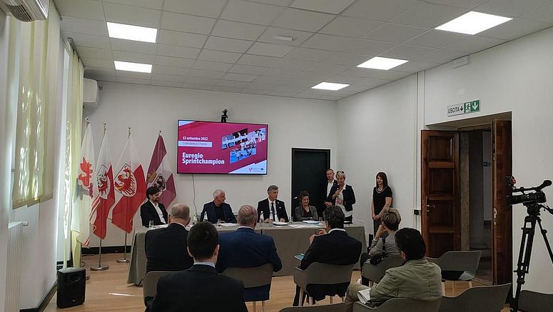 Un momento della conferenza stampa di presentazione dell'Euregio Sprintchampion. Da sinistra Daniel Hofer (VSS); Hubert Piegger (ASVÖ); Thomas Abfalter ideatore della gara; Gaia Tozzo (CSI); Christoph von Ach (GECT Euregio); Paola Mora (CONI Trento); Silvia Meacci (Ufficio Stampa Pat)