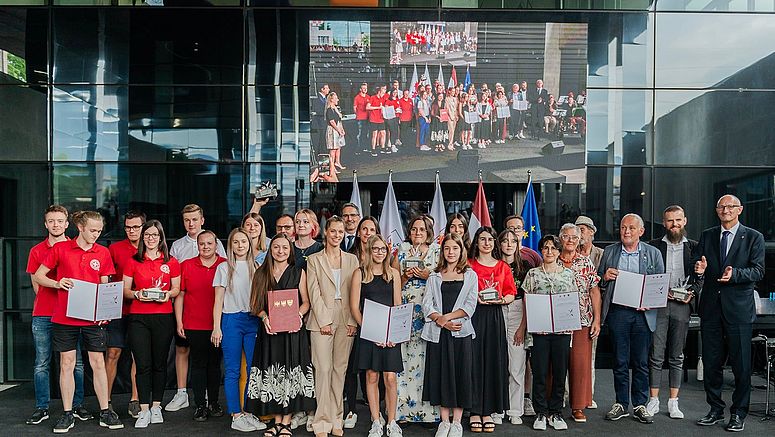 Premio “Prestazione d'Eccellenza - Volontariato giovanile”: Il 14 giugno a St. Anton am Arlberg, i tre territori del Tirolo, dell'Alto Adige e del Trentino onoreranno i giovani volontari che hanno reso servizi eccezionali alla collettività. Nella foto i vincitori premiati nel 2023.