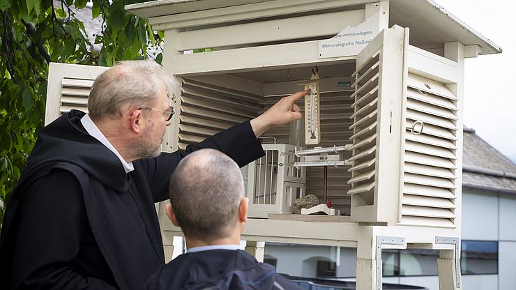 I sacerdoti dell'Abbazia di Monte Maria registrano temperatura, precipitazioni e altezza della neve fino dal 1856. Si tratta dei documenti meteo ufficiali più antichi di tutto il Tirolo storico di lingua tedesca. Secondo Padre Anselm Krieg e Günther Geier dell'Ufficio Meteorologia e prevenzione valanghe, questa sequenza ininterrotta di misurazioni dell'intero Euregio è determinante, tra l'altro, per le ricerche sul clima.