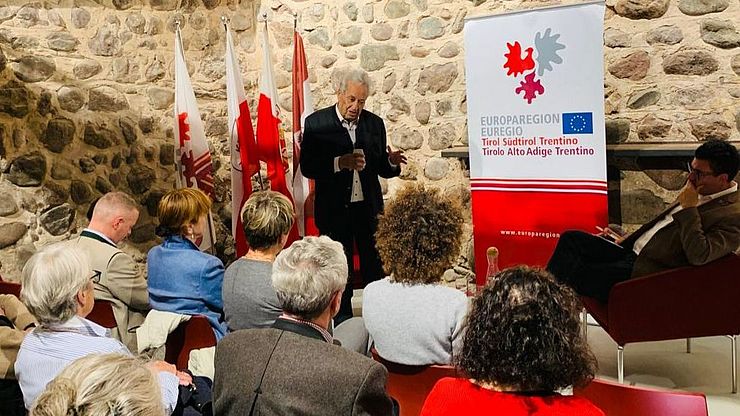 L'ex governatore Wendelin Weingartner ha avuto un vivace scambio di battute con il moderatore Matthias Fink di fronte al tutto esaurito della Cantina in Casa della Pesa a Bolzano