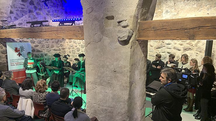 "Tutto esaurito" al Giovedì culturale dell'Euregio sul Souramont nella cantina della Casa della Pesa