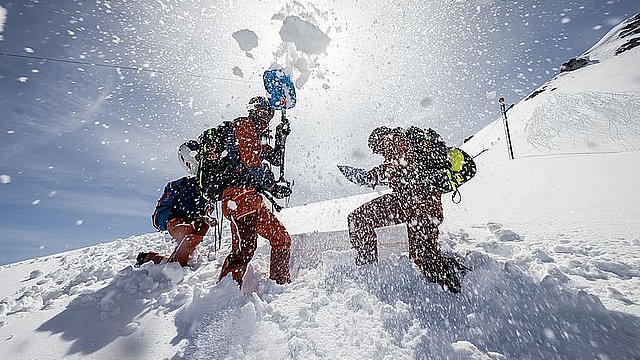 Il lavoro dei servizi valanghe sul posto: l'analisi del manto nevoso è un'importante fonte di informazioni per il bollettino valanghe dell'Euregio