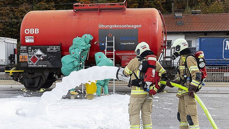 Im Rahmen des Gefahrengutszenarios wurde seitens der Feuerwehr die ausgetretene Essigsäure behandelt, um weitere Schäden zu verhindern