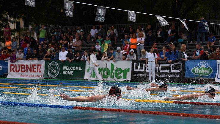 Der Euregio Swim Cup will nicht nur sportliche Leistung (im Bild in Brixen) ermöglichen, sondern auch Werte wie Durchhaltevermögen und Grenzen überwindende Freundschaft ermöglichen. 