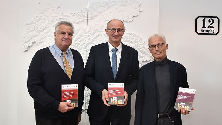 L'autore del monitoraggio Christian Traweger, il capitano del Tirolo Anton Mattle e il secondo autore del monitoraggio, il politologo altoatesino Günther Pallaver dell'Università di Innsbruck, hanno presentato ieri il nuovo Monitor Euregio. 