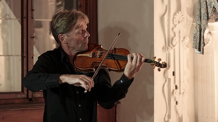 Il violinista Matthias Brommann ha accompagnato musicalmente l'Euregio Soirée a Castel Trostburg.