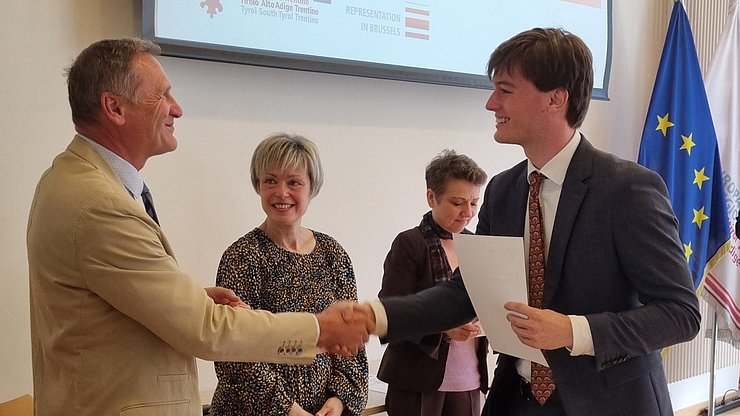 Diplomverleihung mit dem Studenten Sam Strotz (rechts im Bild): (von links) Direktor Richard Seeber (Tirol) sowie die Direktorinnen Katharina Lonardi (Trentino) und Vesna Caminades (Südtirol) vom Vertretungsbüro in Brüssel.