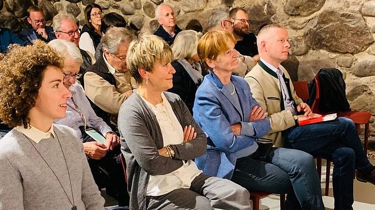 Conversazione al caminetto con Wendelin Weingartner: Elisa Bertò, Marilena Defrancesco, Martha Stocker e Christoph von Ach in prima fila (da sinistra)