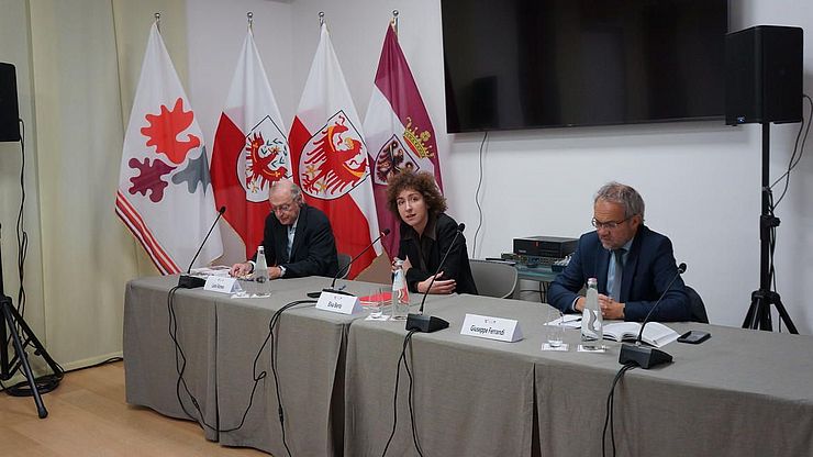 Die Präsentation des Buches "Tirolo Südtirol Trentino. Ein historischer Blick" in der Casa Moggioli. Von links: Historiker Carlo Romeo, Elisa Bertò von Euregio und Giuseppe Ferrandi, Direktor der Fondazione Museo storico del Trentino