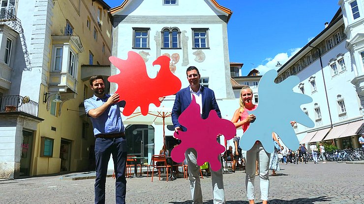 Euregio Euregio-Team vor dem Waaghaus am Kornplatz in Bozen
