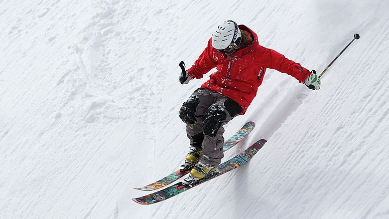 Junger Skifahrer im freien Skiraum.