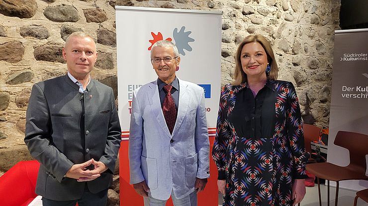 Zufriedene Gesichter: Universitätsprofessor Max Siller (Mi.) mit Euregio-Generalsekretär Christoph von Ach (l.) und Moderatorin Elisabeth De Felip bei der gestrigen Kulturveranstaltung der Euregio im Waaghauskeller.