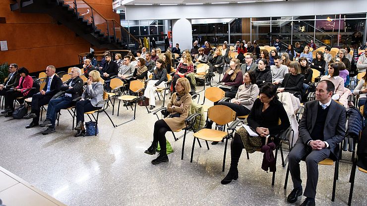 Sala di Rappresentanza del Palazzo della Regione di Trento gremita per le premiazioni del bando Euregio Dimensione Donna.