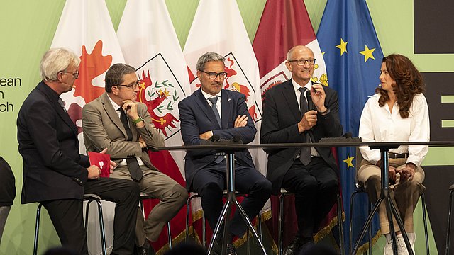 © Province of Tyrol/Sedlak A clear commitment to democracy as the best form of government for the people: (from left) presenter Dénes Széchényi, provincial governors Fugatti, Kompatscher and Mattle in discussion with CoR President Kata Tüttő.
