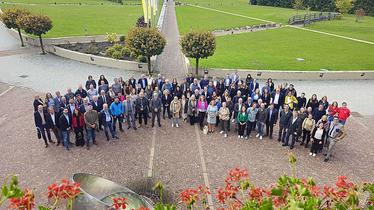 Foto di gruppo delle e dei partecipanti all’evento inaugurale di Fit for Cooperation al Centro Culturale Euregio Gustav Mahler a Dobbiaco. 