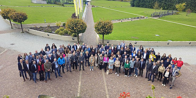 Foto di gruppo delle e dei partecipanti all’evento inaugurale di Fit for Cooperation al Centro Culturale Euregio Gustav Mahler a Dobbiaco. 