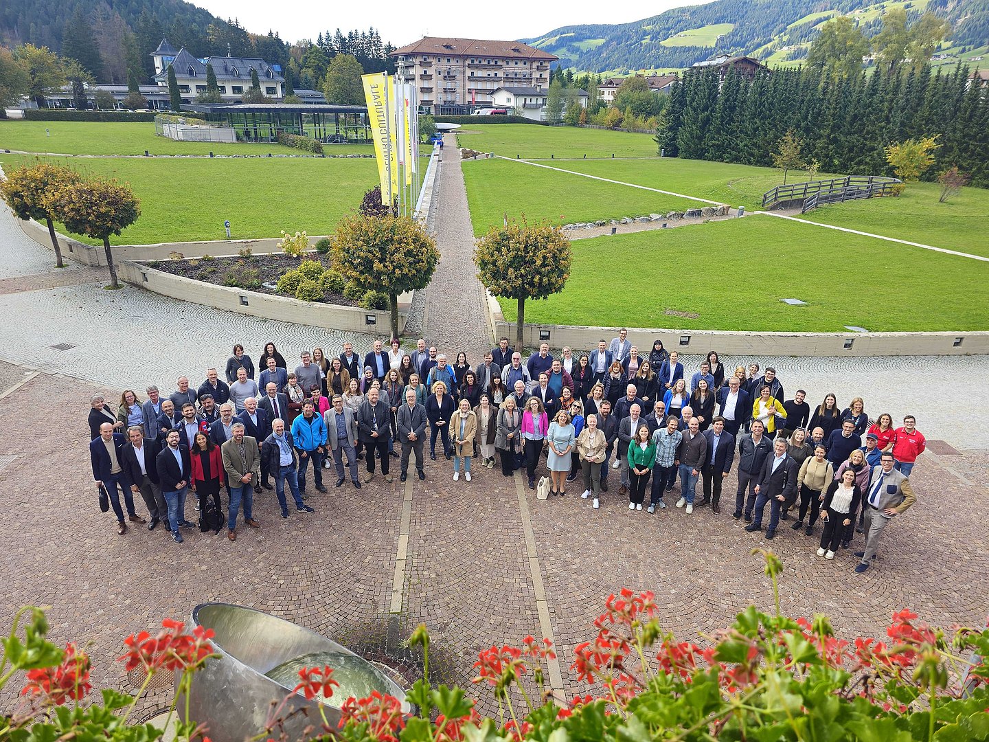 Foto di gruppo delle e dei partecipanti all’evento inaugurale di Fit for Cooperation al Centro Culturale Euregio Gustav Mahler a Dobbiaco. 