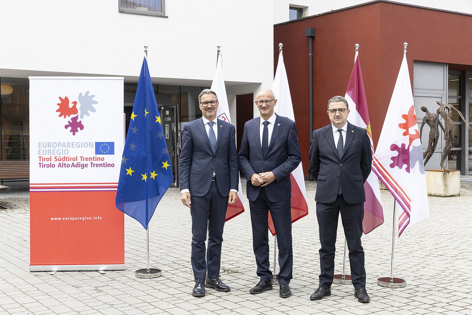 © LPA/TiberioSorvillo (von links) LH Arno Kompatscher, LH Anton Mattle und LH Maurizio Fugatti bei der Euregio-Vorstandssitzung in St. Martin in Thurn am 21. Mai 2025