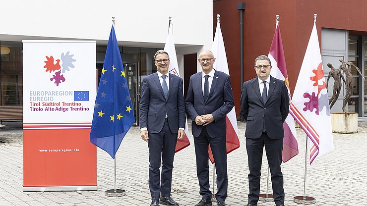 LPA/TiberioSorvillo (von links) LH Arno Kompatscher, LH Anton Mattle und LH Maurizio Fugatti bei der Euregio-Vorstandssitzung in St. Martin in Thurn am 21. Mai 2025