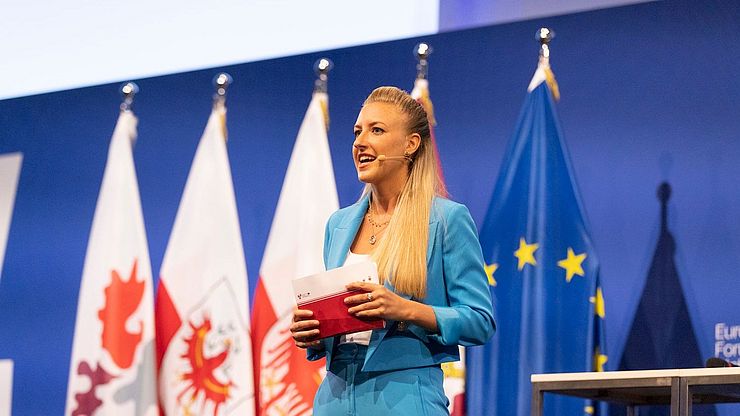 Moderatorin Karin Gschnitzer begrüßte die Spitzenvertreter der Euregio und die Teilnehmenden am Europäischen Forum Alpbach im Dorf der Denker.