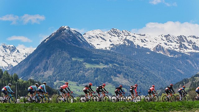 Eine faszinierende Momentaufnahme der letztjährigen Ausgabe des grenzüberschreitenden Profi-Radrennens der Tour of the Alps 