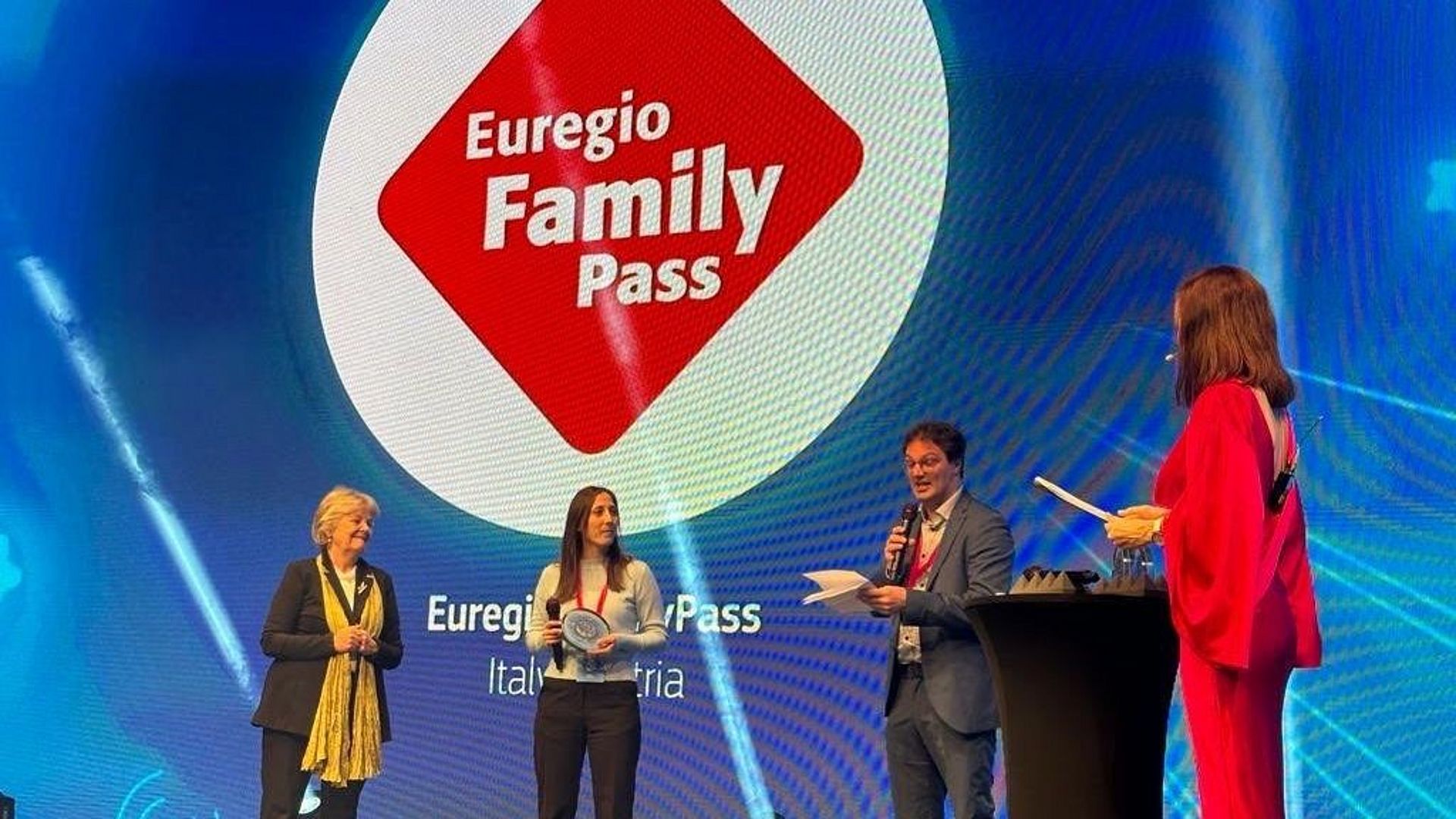 La coordinatrice del progetto Silvia Ramoser (seconda da sinistra) ha ritirato oggi il premio Regiostars 2023 assegnato all'EuregioFamilyPass. Alla cerimonia ha partecipato anche Elisa Ferreira (prima da sinistra), commissaria europea per le Politiche regionali 