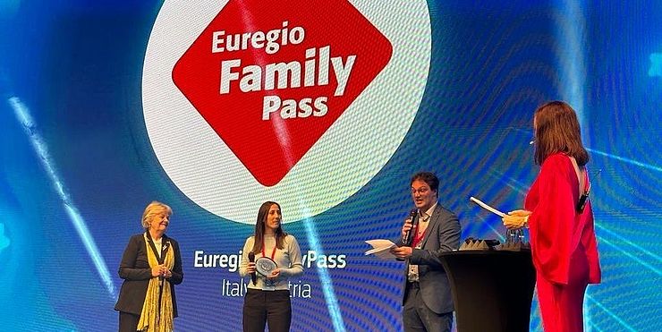 La coordinatrice del progetto Silvia Ramoser (seconda da sinistra) ha ritirato oggi il premio Regiostars 2023 assegnato all'EuregioFamilyPass. Alla cerimonia ha partecipato anche Elisa Ferreira (prima da sinistra), commissaria europea per le Politiche regionali 