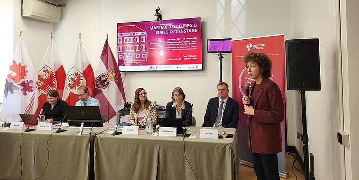 Elisa Bertò (Euregio) ha accolto gli esperti (da sinistra) Anne Eppler, Maximilian Fritsch, Alessia Setti, Esther Happacher e Jens Woelk.