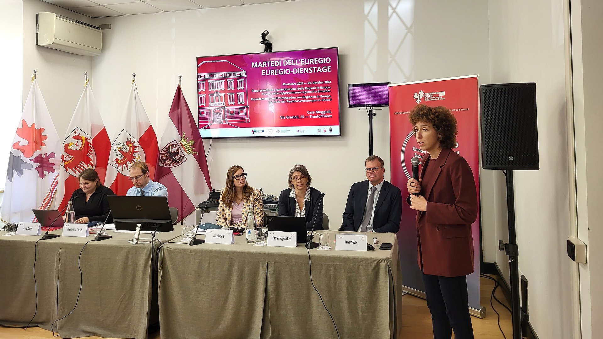 Elisa Bertò (Euregio) ha accolto gli esperti (da sinistra) Anne Eppler, Maximilian Fritsch, Alessia Setti, Esther Happacher e Jens Woelk.