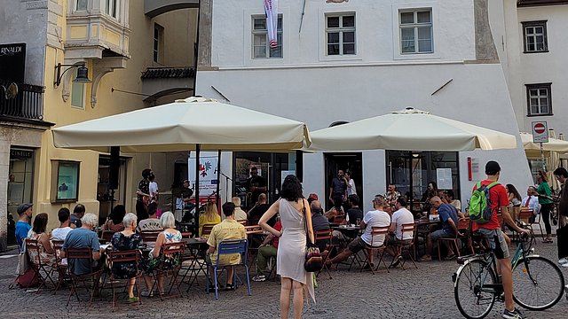 Begeistertes Publikum beim Euregio-Jazzkonzert mit dem Max Plattner Trio im Rahmen der Euregio-Kulturdonnerstage am Bozner Kornplatz.